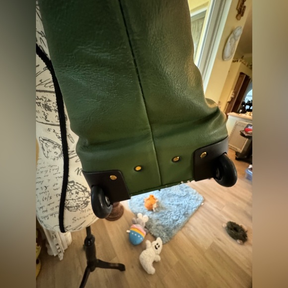 JM NY beautiful real leather bag traveling with pull out handle and wheels! - Picture 7 of 11